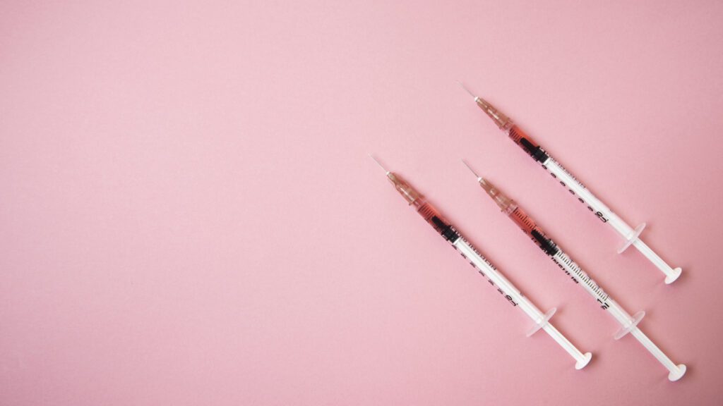 كيف تعزز ابر النضارة جمال بشرتك؟ دليل كامل من مجمعنا الطبي
